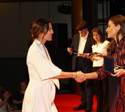 Su Majestad la Reina hace entrega de la Medalla de Oro Cruz Roja Española a Sandra Gallego, socia fundadora de la revista Ethic